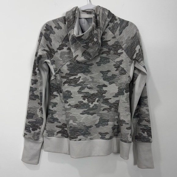 ATHLETA Triumph Hoodie Gypsum Camo Size Small - Picture 4 of 11